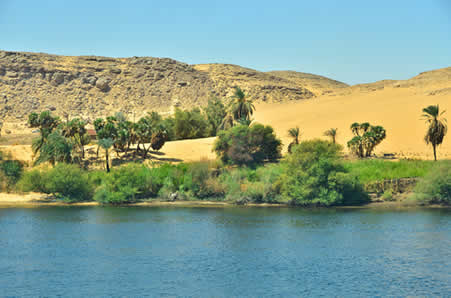 O Rio Nilo, com cerca de 6.700 km, é o único que, em períodos de seca, não perde seu fluxo no percurso do deserto para o mar