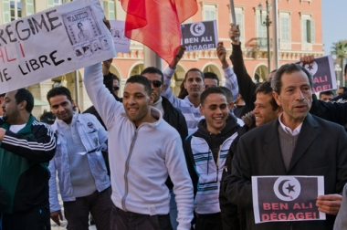 Manifestantes tunisianos manifestam pelo fim da ditadura em seu país ¹