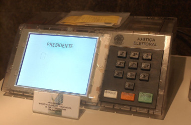 A urna eletrônica substituiu as cédulas de papel, garantindo maior rapidez na apuração dos votos *
